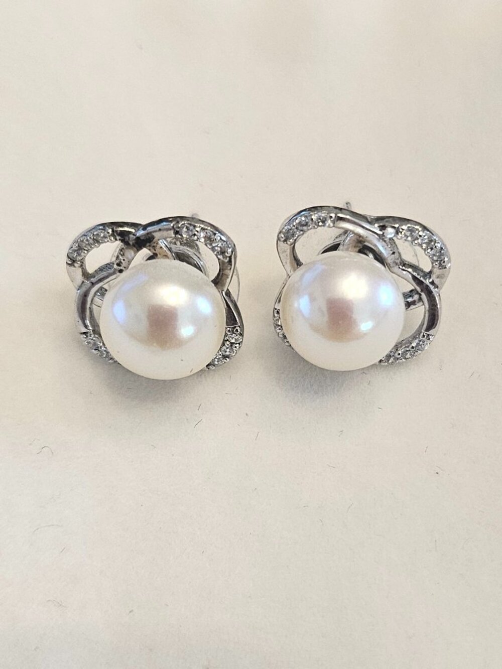 Pearl earrings set in silver plating with cubic zirconia